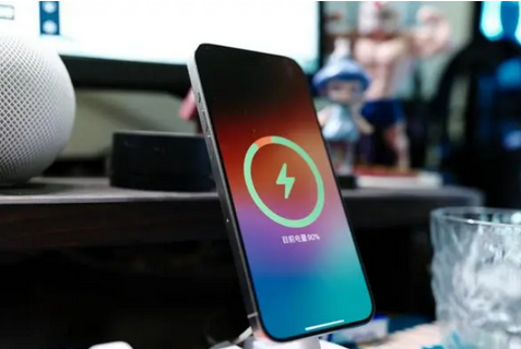 进贤苹果15换屏服务分享用什么充电器给iPhone15充电更好 